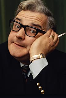 How tall is Ronnie Barker?